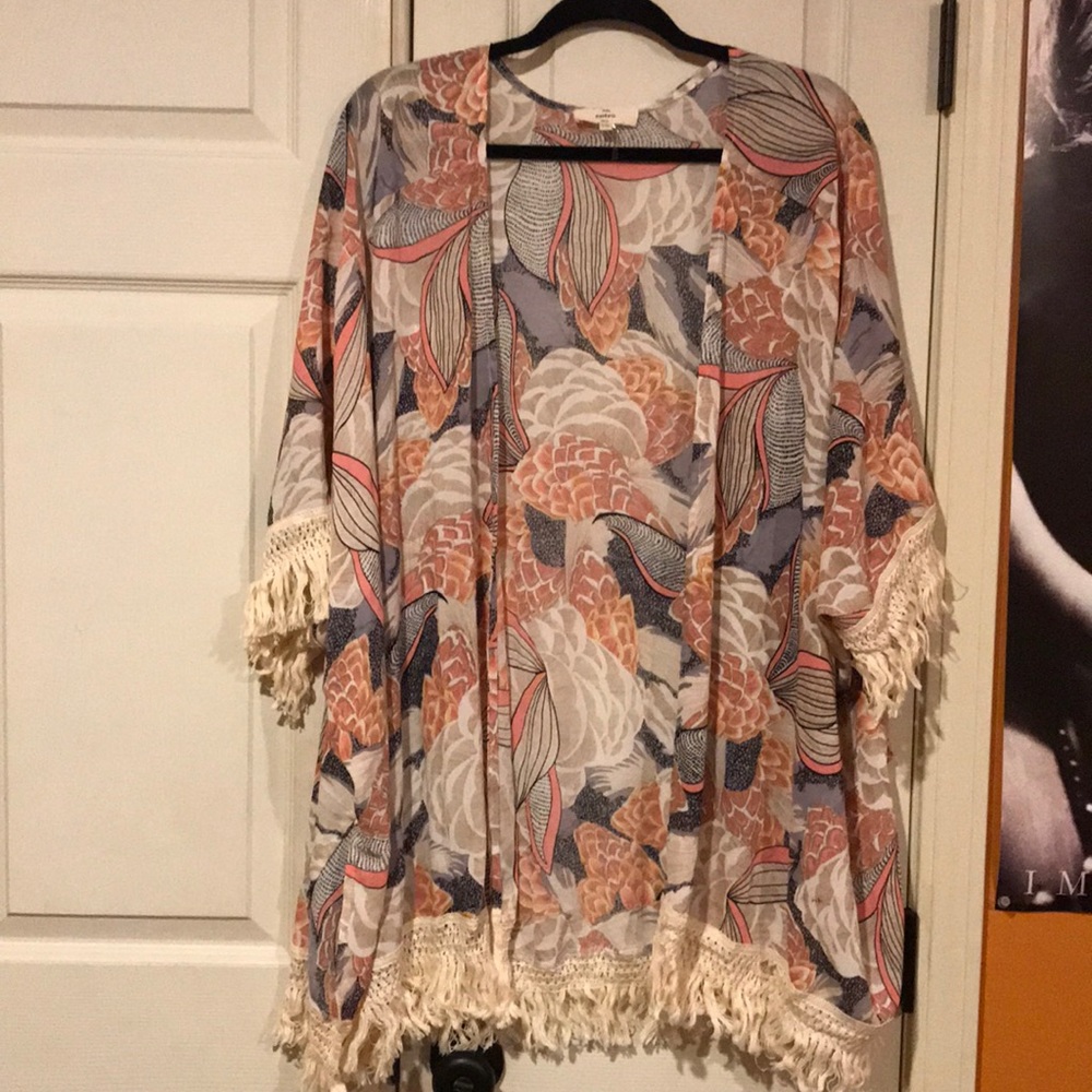 Floral kimono with crochet trim
